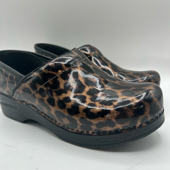 Dansko Brown Leopard Shoes Women's Comfort Clogs 39 Patent Leather  Nursing Y2K - Picture 7 of 8